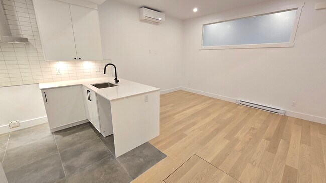 Photo - 2037 Rue De Chambly Unit 2037