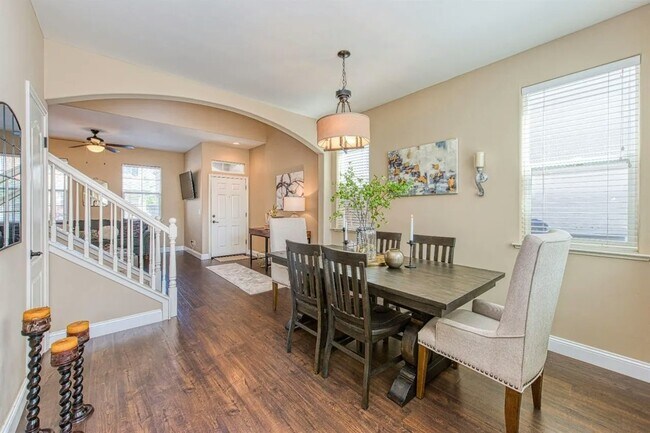 762 W Tivoli Ln