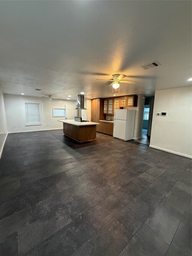 Photo - 8308 Lenore St