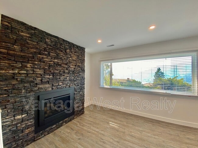 Photo - 105 Boppart Ct