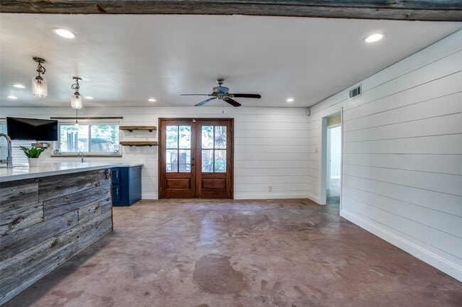 Building Photo - 8503 Manhattan Dr