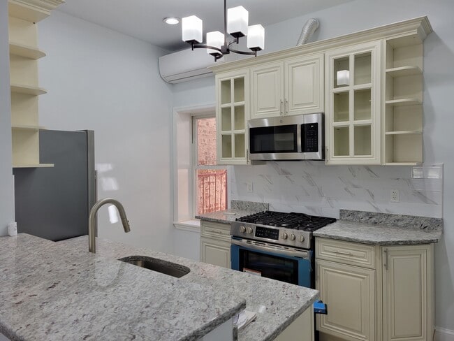 Kitchen - 8538 102nd St Unit 3