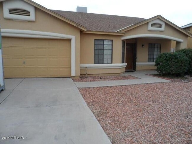 Building Photo - Great 3 Bedroom Home that Backs to Golf Course!