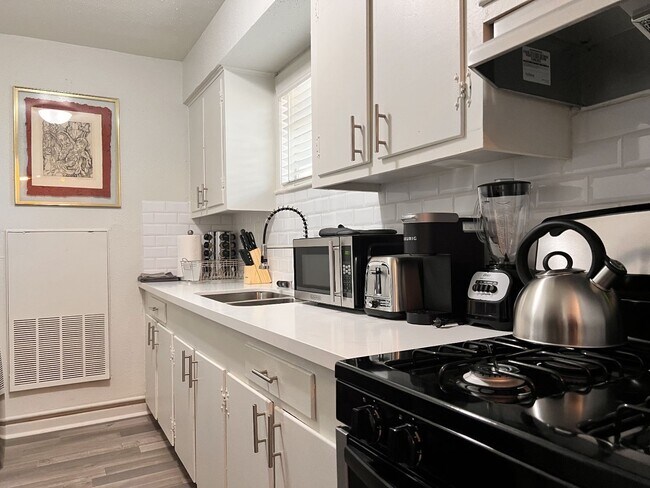 Building Photo - 2420 McDuffie St Unit 6 Rental