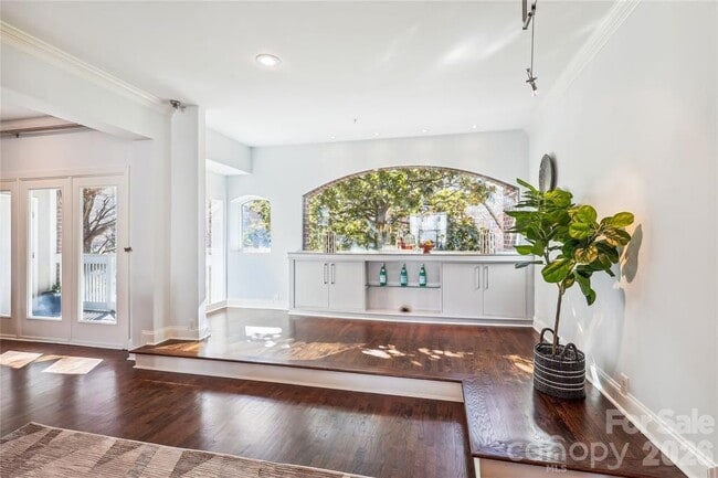 Photo - 337 W 7th St