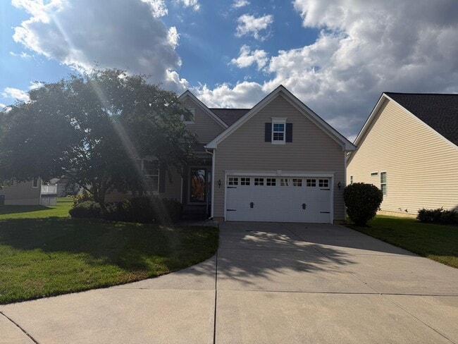 Building Photo - Lovely home in Nassau Grove with finished basement!
