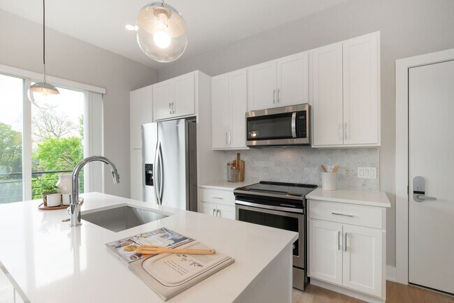 Photo - Washington Court (52 W)