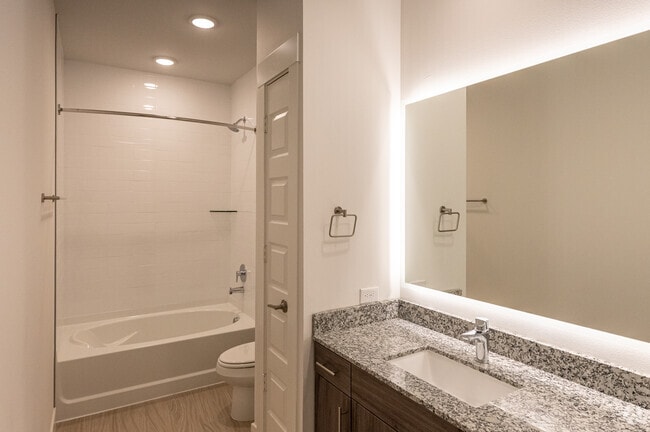 1BR, 1 BA - 750 SF