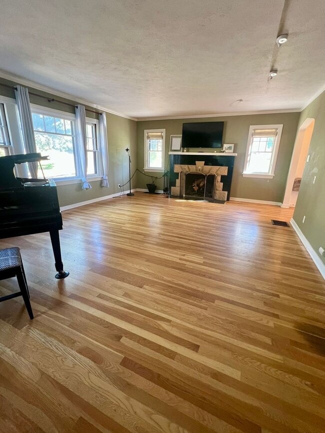 Photo - 4 Bedroom, 3.5 Bathroom Home - Located nea...