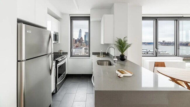 606 W 57th St Unit 327