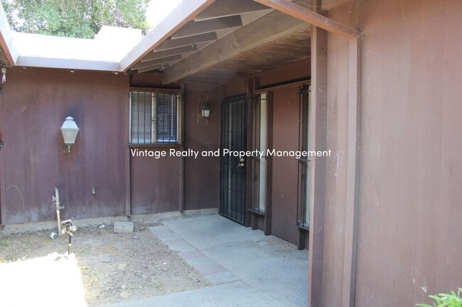 Photo - Updated 2 Bedroom Duplex Ready To Go!!! House