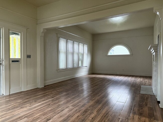 Photo - Endearing 2/1 Available Now!!!