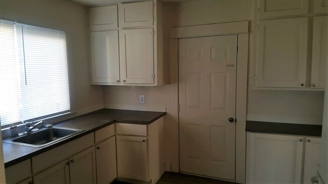 Building Photo - 2 Bedroom/1 Bathroom Near Hays Park Rental