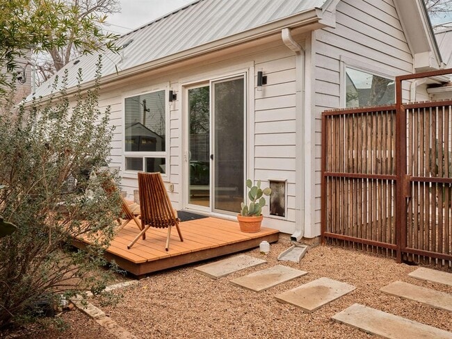 Photo - 910 Gullett St