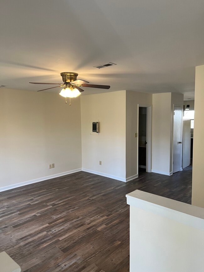 Photo - 403 Hobbs Rd SE