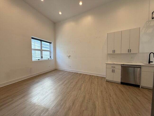 Photo - 4735 N Artesian Ave Unit 4731 -201