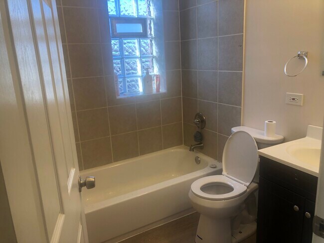 Photo - 2822 W Flournoy St Apartment Unit 2