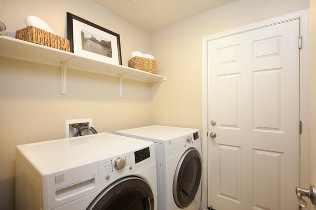 Building Photo - 6653 S Mariposa Ln Rental