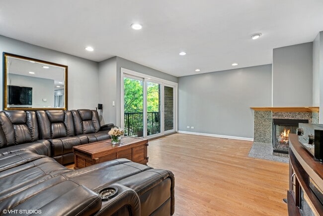 Photo - 1330 N La Salle Dr
