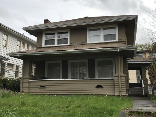 8 Bedroom 2 Bathroom House 6 Parking Spots... - 8 Bedroom 2 Bathroom House 6 Parking Spots...
