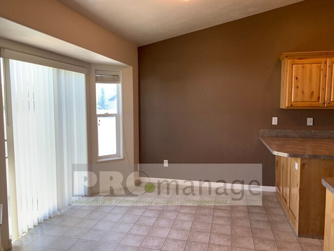Photo - 3 Bed / 2 Bath Townhome w/ 2 Car Garage  -...