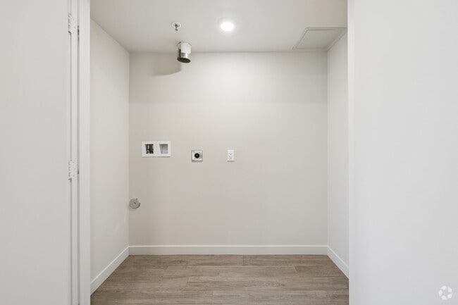 3 habitaciones, 2 baños - 1044 pies cuadrados - Lavandería
