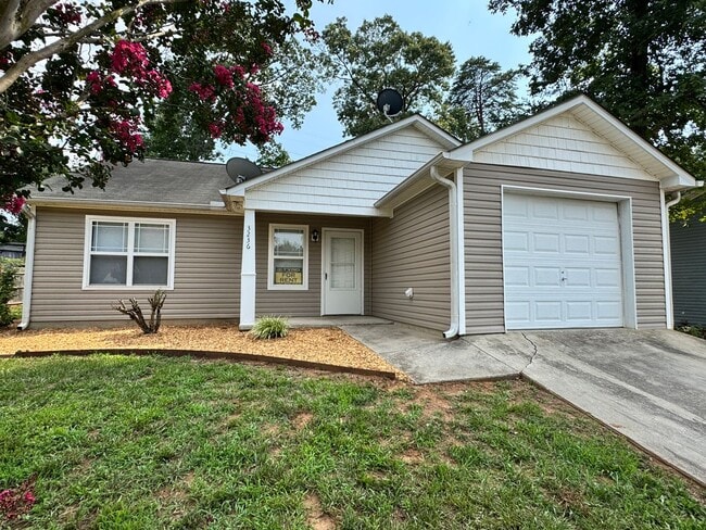 Building Photo - Make this your home for a convenient and easy lifestyle