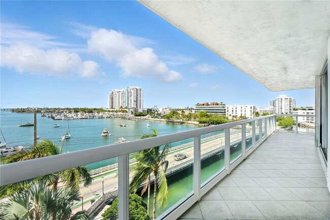 Building Photo - 10 Venetian Way Rental