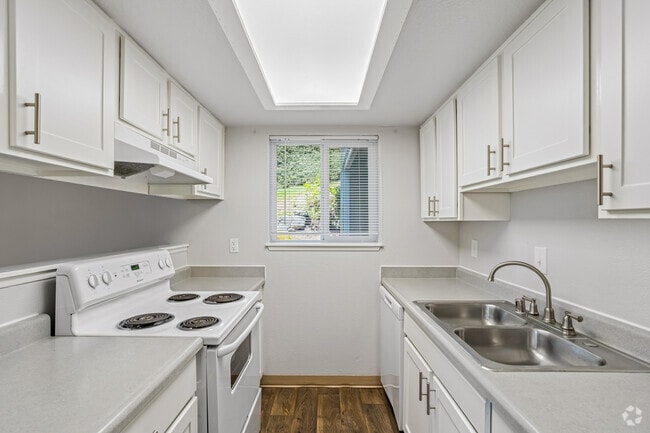 3BR, 2BA - 1,205SF - Kitchen - Orchard Terrace