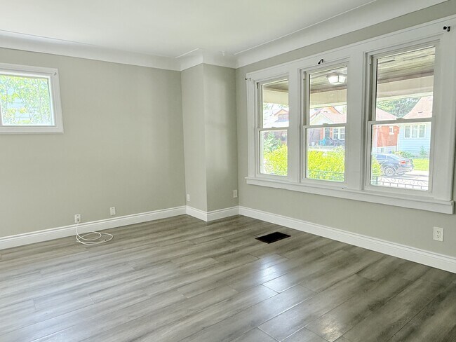 Photo - 1658 Marentette Ave