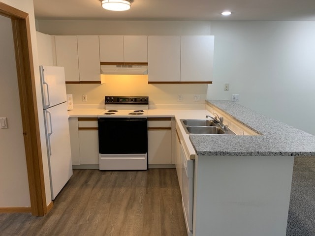 Kitchen with Granite Breakfast Bar - Blueberry Hill Apartments