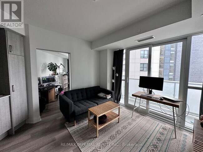 Photo - 77 Mutual St Unité 2002