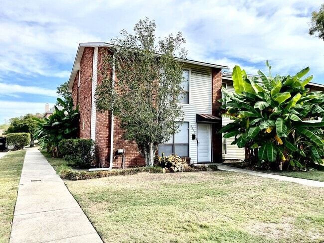 Building Photo - 3 BR 2.5 BA Luxury Townhouse