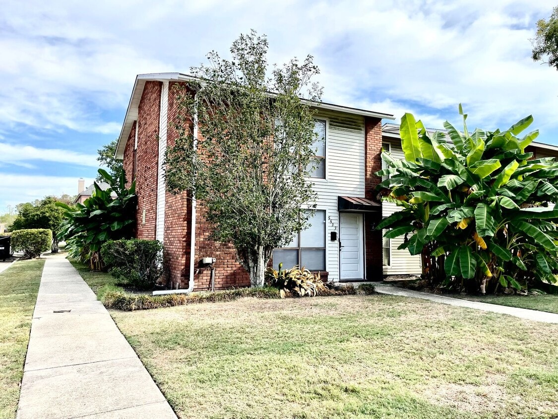 3 BR 2.5 BA Luxury Townhouse - 3 BR 2.5 BA Luxury Townhouse