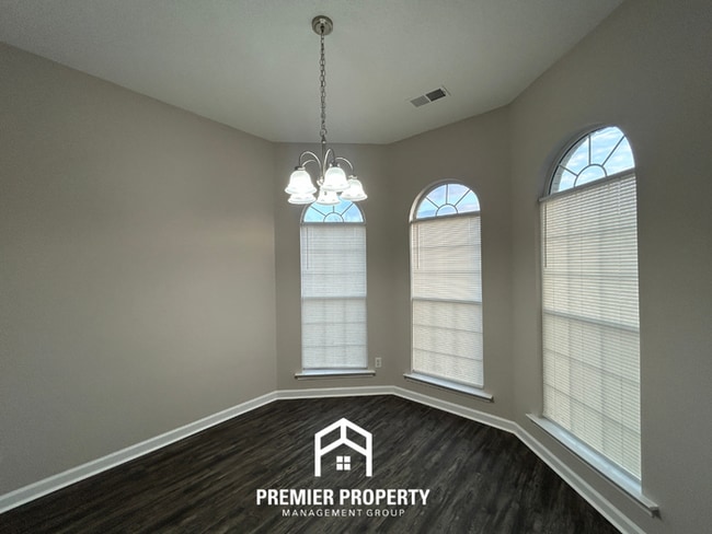 Photo - Spacious 4 Bedroom Home for Rent in Memphis | Vaulted Ceilings, Bay Windows & Fenced Yard