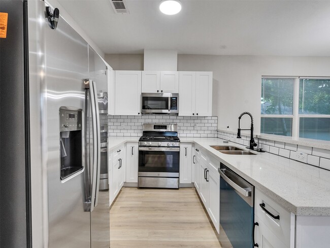 Building Photo - 819 E 40th St Rental