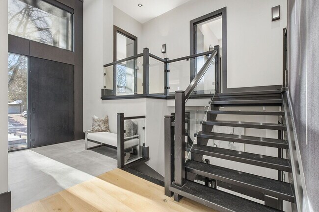 Photo - 62 Edenvale Crescent