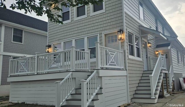 Building Photo - 253 W Market St Unit Upper