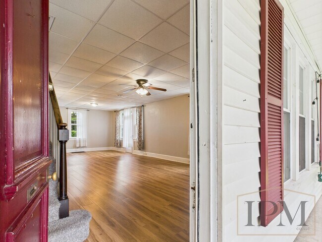 Photo - Available Now Beautiful 4 Bedroom Home with Garage, Central Air & Large Yard in York City.