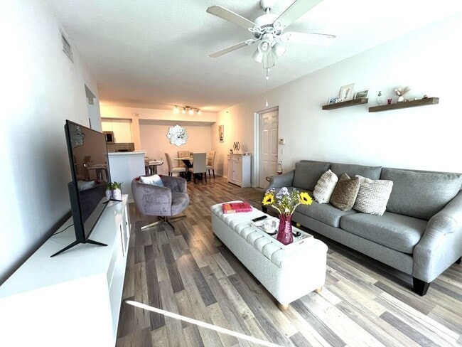 Building Photo - 713 Villa Cir