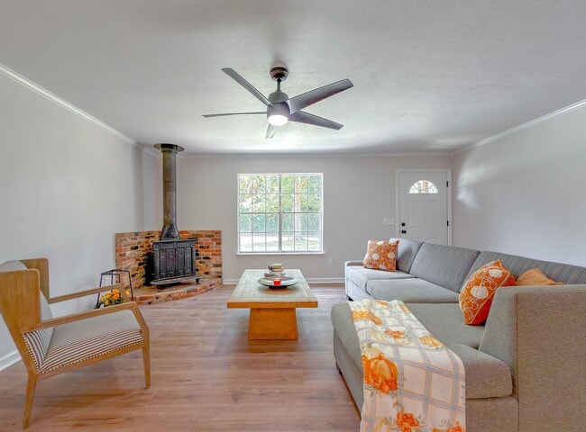 Photo - 703 3rd St NE