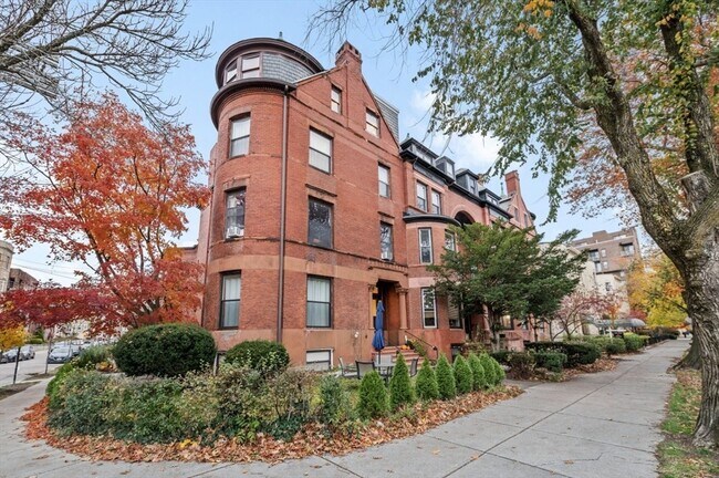 Building Photo - 1880 Beacon St Unit 6