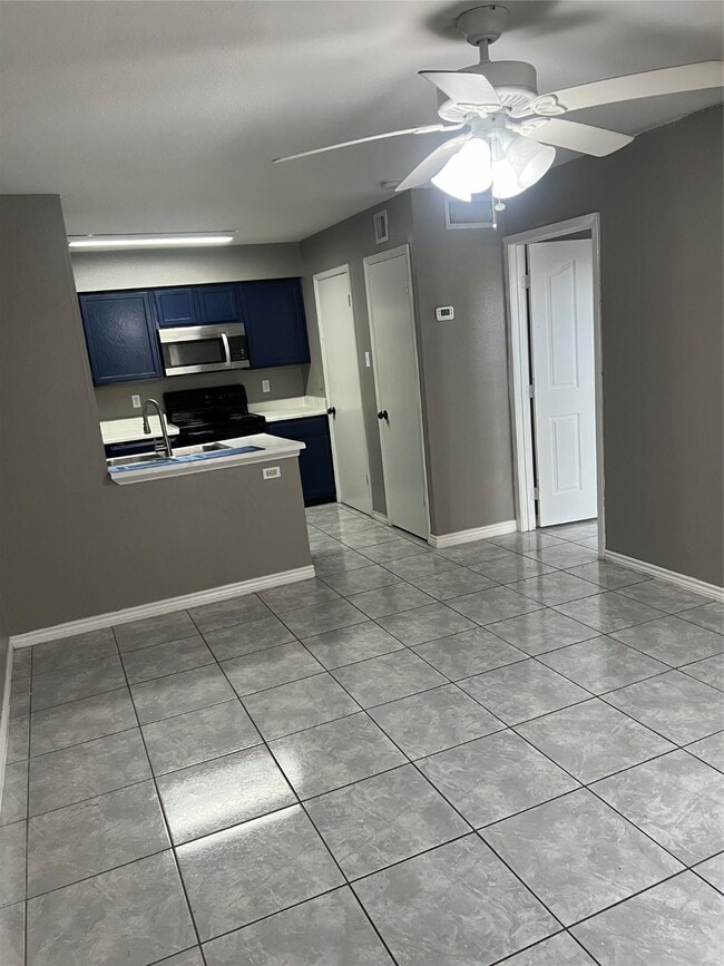 Building Photo - 3900 Woodchase Dr Unit 163