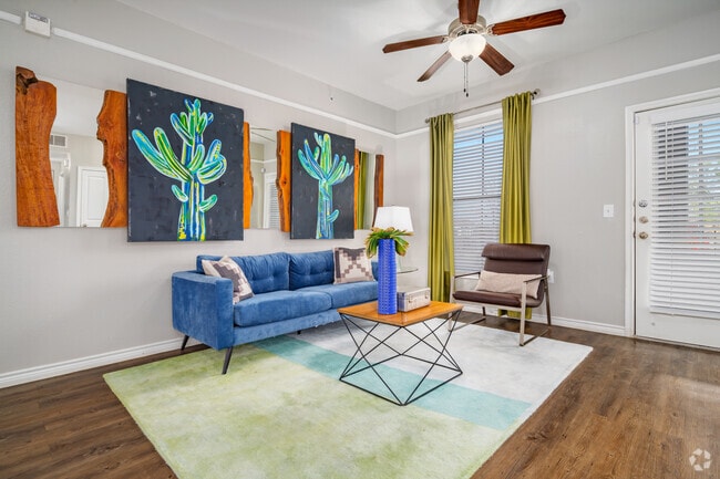 1BR, 1BA - 781SF - Living Room