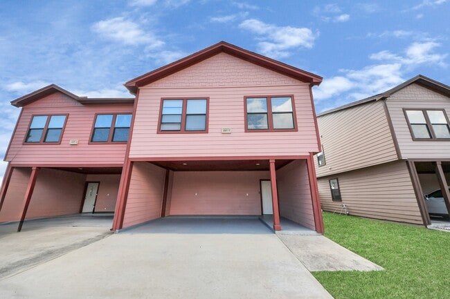 Building Photo - 4303 Oak Ridge Dr Unit B