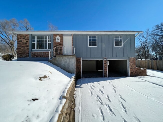 Building Photo - A Perfect Place to Call Home!!