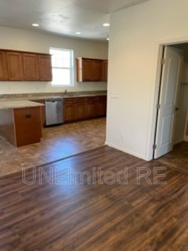 2443 W Pikes Peak Dr