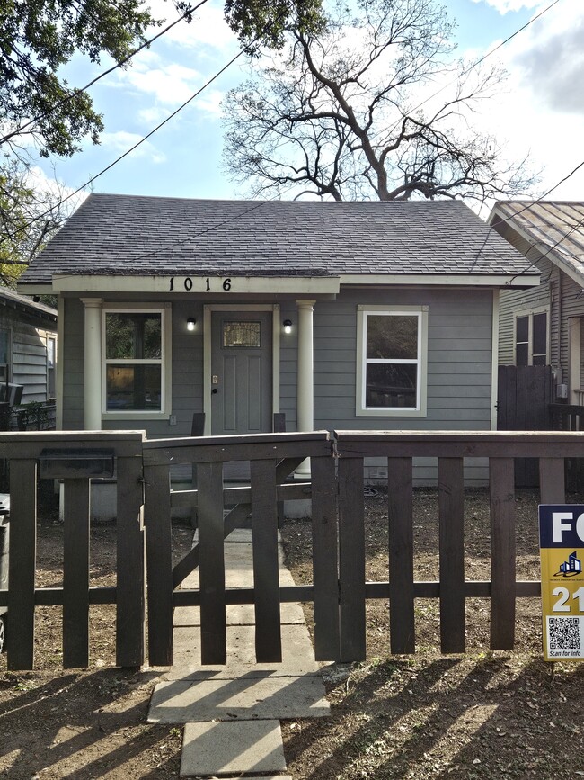 Building Photo - 1016 Center St