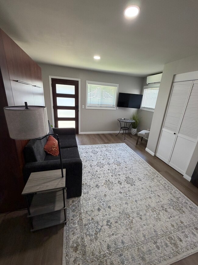 Photo - 1887 N Laurel Ave Unidad CozyStudio