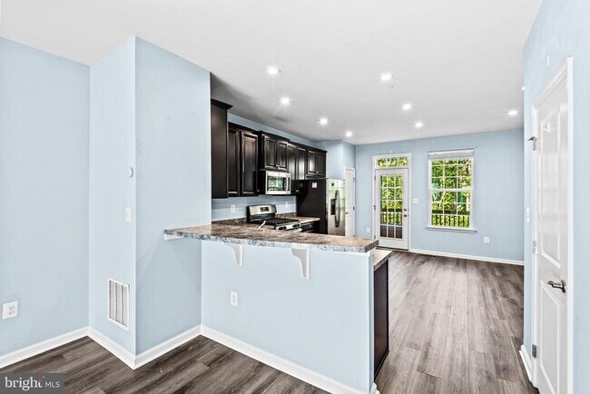 Photo - 720 River Crest Way